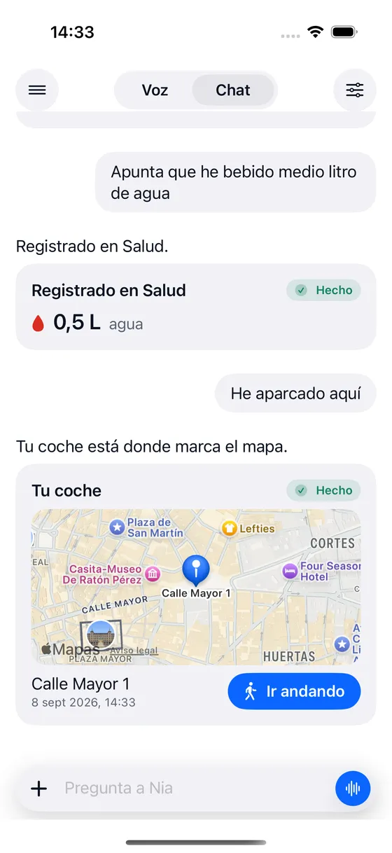 Dos tarjetas de resultado en Nia: medio litro de agua apuntado en Salud y el sitio donde está aparcado el coche, con su mapa y el botón de ir andando