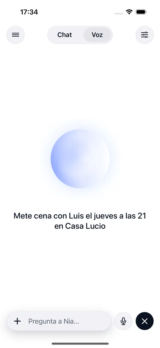Nia escuchando: la esfera pulsando y la transcripción en vivo de la petición del usuario