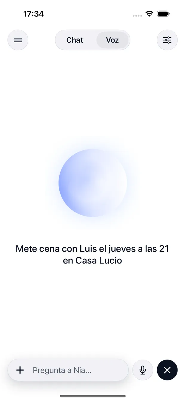 Nia en modo voz: la esfera pulsando mientras escucha y la transcripción en vivo de la petición del usuario
